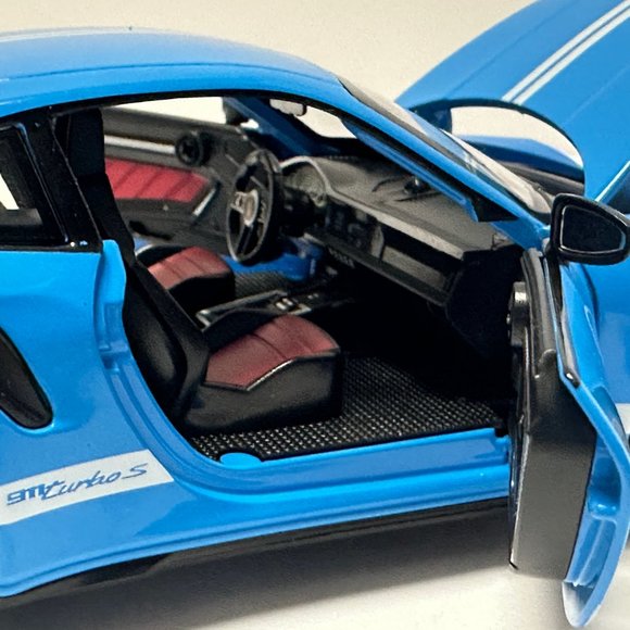 1:24 2020 Porsche 911 Turbo S Diecast With Headlight & Tailight LEDS Blue - Picture 10 of 10